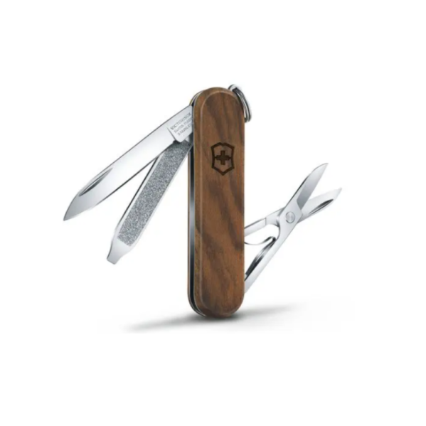 Victorinox Classic SD lommekniv i valnød stående med udfoldet kniv, saks og neglefil