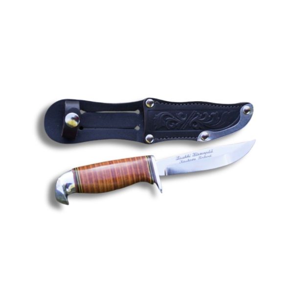 Iisakki Järvenpää Kolkka Scout Knife – klassisk spejderkniv med skarp stålklinge og ergonomisk træskaft, designet til friluftsliv og spejderbrug.
