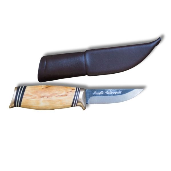 Juhlavuolu-kniv med skarp stålklinge og ergonomisk træskaft, udført i traditionelt finsk håndværksdesign.